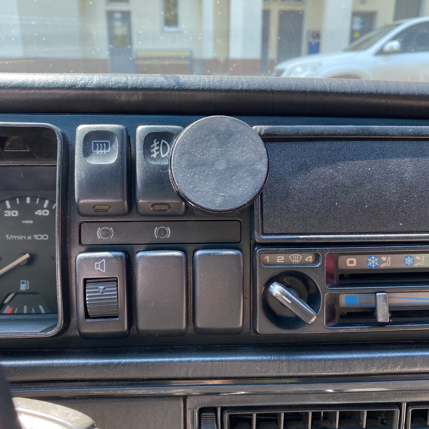 MagSafe Phone Mount – VW Golf Mk2 / Jetta Mk2 – Dash Switch Slot