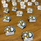 rdplastics und Hella Emaille-Pins und Aufkleber-Bundle-Set
