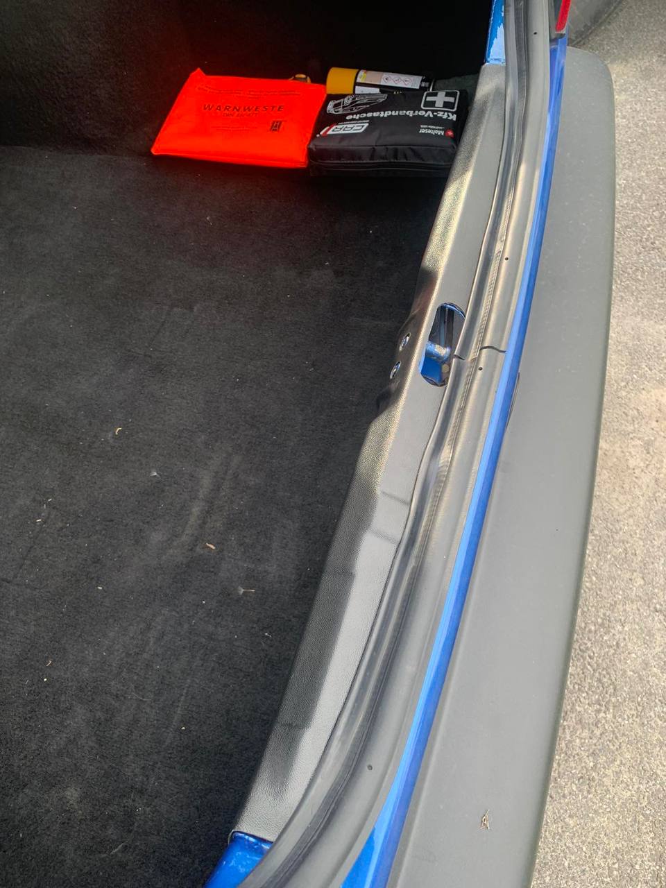 MOLDEADO DEL MALETERO VW JETTA MK2 (MOLDEADO INTERIOR DEL MALETERO DEBAJO DEL PORTON TRASERO)